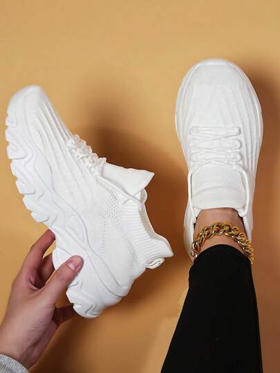 أحذية رياضية نسائية كاجوال بسيطة مريحة ناعمة وقابلة للتنفس ومضادة للانزلاق ذات طبعة بيضاء أحادية اللون مناسبة للخروج في الربيع والصيف