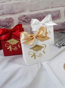 10 pezzi Scatole per caramelle regalo di laurea - Mini scatole regalo con disegno di cappello di laurea e diploma in lamina d'oro - Eleganti scatole rosse e bianche in carta con nastro di raso - Perfette per cioccolatini, piccoli regali, regalini per feste - Forniture per feste di laurea Classe 2024, compleanni, spose, matrimoni