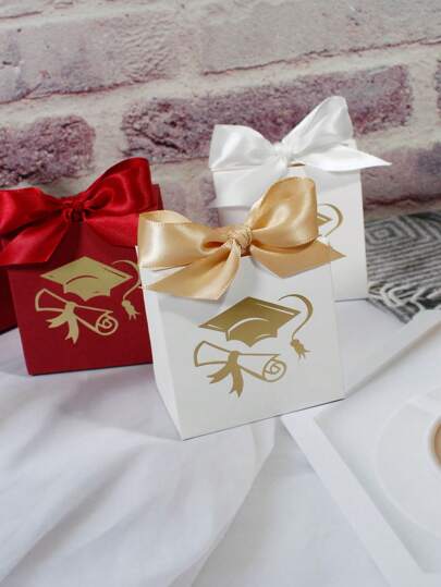 10 pezzi Scatole per caramelle regalo di laurea - Mini scatole regalo con disegno di cappello di laurea e diploma in lamina d'oro - Eleganti scatole rosse e bianche in carta con nastro di raso - Perfette per cioccolatini, piccoli regali, regalini per feste - Forniture per feste di laurea Classe 2024, compleanni, spose, matrimoni
