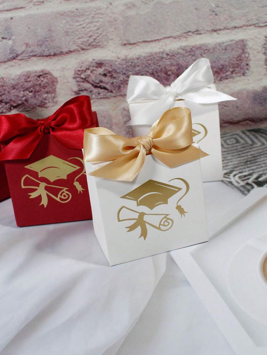 10 pezzi Scatole per caramelle regalo di laurea - Mini scatole regalo con disegno di cappello di laurea e diploma in lamina d'oro - Eleganti scatole rosse e bianche in carta con nastro di raso - Perfette per cioccolatini, piccoli regali, regalini per feste - Forniture per feste di laurea Classe 2024, compleanni, spose, matrimoni