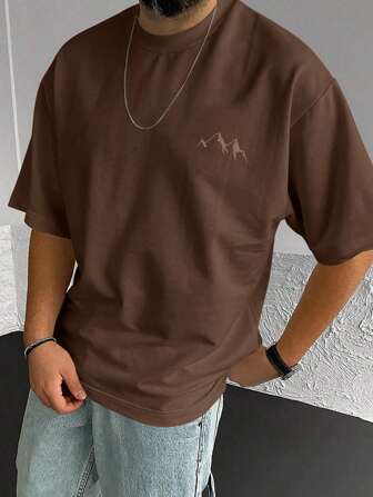 Camiseta de manga corta con cuello redondo, color café, con estampado minimalista de silueta de montaña, para hombres, de verano