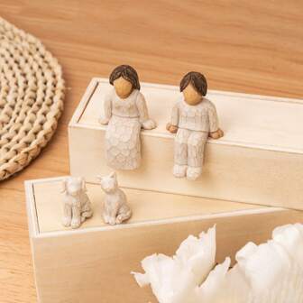 Escultura personalizada em resina pintada com gravação, representando a família. Estatuetas de madeira personalizadas para decoração de casa. Presentes personalizados para a família, ideia de presente para o Dia dos Pais e Dia das Mães. Multifuncional, ornamental, reutilizável, requintada, elegante, de alta qualidade, colorida, moderna. Presente ideal para ela, namorado, pai, namorada, mãe, família, amigos, sala de chá, casa, escritório, decoração de escritório, estilo de vida elegante.