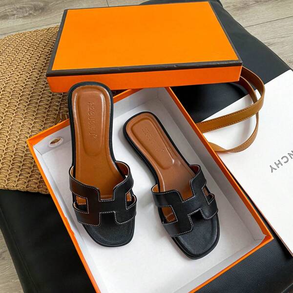 Tongs pour femmes portant du chai - ballerines avec sandales à l'extérieur
