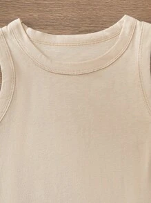 这款男童纯色、舒适、透气的休闲无袖上衣，适合夏季户外运动，宽松的设计更适合活力四射的穿着者。纯棉材质的短款背心，居家穿着或搭配户外服装皆可，是夏季儿童必备的服装。