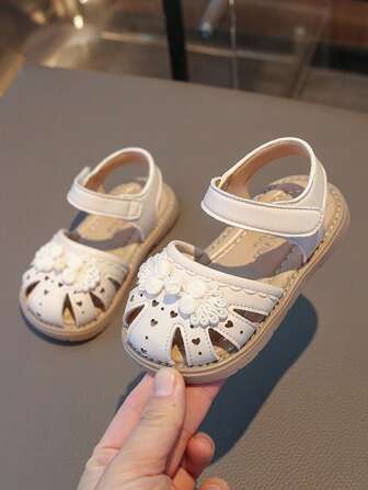 1 par de sandalias de niña bebé con decoración de y diseño de corazón, versátiles, planas, antideslizantes, de suela blanda para niñas pequeñas en verano