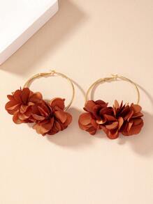 Aretes tipo aro con decoración de flores para San Valentín