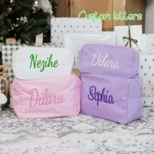 Bolsa de cosméticos personalizada bordada de nailon - Gran capacidad, plegable, ligera, cierre con cremallera, estilo básico - Ideal para viajes y uso diario (tamaño grande y extra grande), útiles escolares, vuelta al cole, regalos escolares, para la oficina, estudiantes de primer año, estudiantes de segundo año, estudiantes de cursos inferiores, multiusos, gran capacidad, versátil, multifuncional, colorido, lindo, adorable, sencillo, divertido, Kawaii, Y2K, minimalista, para ir y venir, casual de negocios, básicos, personalizado, único, regalos ideales para él, regalos ideales para ella, ella, familia, amigos, novia, para aniversarios, para cumpleaños, para vacaciones/viajes, para exteriores/salidas/viajes/senderismo/estadio/deportes/escalada, para negocios/ir y venir/trabajo/oficina