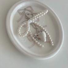 1 件珍珠蝴蝶结金属银色心形吊坠包饰包包配件钥匙扣背包饰时尚优雅装饰钥匙扣包包吊坠饰品，带金属挂扣，小巧轻便，便于携带，易于悬挂，可轻松挂在车钥匙、手提包、背包、钱包等物品上，适合约会、婚礼、购物、办公室、汽车、家庭等任何场合 - 白色 - 查看 5