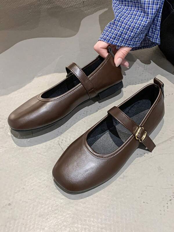 Chaussures 2025 printemps nouvelles femmes coréennes rétro, anti-dérapantes et polyvalentes. Flats babies avec bout carré, boucle unique et peu profondes.