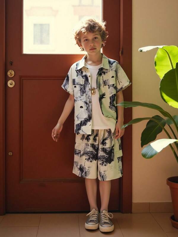 Set de 2 piezas de ropa casual de verano para niños con shorts y camiseta de manga corta con estampado de tinta y múltiples bolsillos