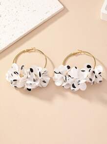 Aretes tipo aro con decoración de flores para San Valentín