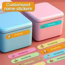 带有可爱卡通图标的个性化定制彩色姓名贴纸，非常适合标记笔、笔记本和个人物品，持久撕下无残留，非常适合家庭、办公室和旅行，自定义文本或名称选项，明亮且易于识别，有多种颜色可供选择，非常适合整理和易于识别，可调节，防霉，现代，多彩，时尚，定制，个性化，独特，办公室，茶室，学校，家庭，回到定制贴纸，温馨的氛围