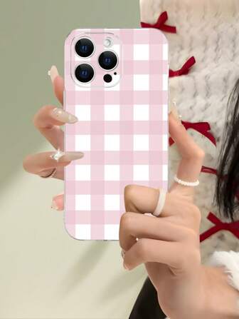 1 buc. Model 2D imprimat în carouri roz și alb, popular, simplu, elegant, retro, chic, roz și alb, în carouri, în stil estetic, husă pentru telefon, potrivită ca cadou de zi de naștere pentru colegi, prieteni, familie, cupluri, oferă protecție tactilă transparentă, carcasă moale anti-praf, anti-apă, compatibilă cu iPhone 16/15/14/13/12/11/Pro/ProMax/X/XR/XS/XSMAX/7/8/PLUS și modele