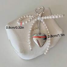 1 件珍珠蝴蝶结金属银色心形吊坠包饰包包配件钥匙扣背包饰时尚优雅装饰钥匙扣包包吊坠饰品，带金属挂扣，小巧轻便，便于携带，易于悬挂，可轻松挂在车钥匙、手提包、背包、钱包等物品上，适合约会、婚礼、购物、办公室、汽车、家庭等任何场合 - 白色 - 查看 4