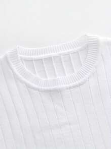 Maglietta a girocollo bianca a maniche corte in maglia uomo - Disegno a costine verticali - Orlo e polsini con righe rosse e nere - Comoda e di stile per uso casual quotidiano