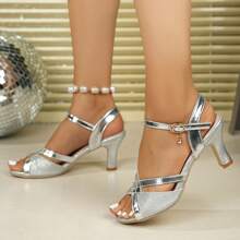 女士时尚亮面 PU 皮革交叉带拼接闪光鞋面露趾高跟凉鞋，配有水钻吊坠可调节踝带，性感派对鞋 - 銀色 - 查看 1