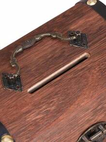 1 pièce Boîte à monnaie en bois vintage - avec cadenas d'amour, accents de laiton et poignée de transport, meilleurs cadeaux d'anniversaire, bocal à trésor de pirate médiéval, cadeaux de fête des pères, boîte de rangement, décoration d'intérieur, cadeau pour la famille, accessoires de mariage, décoration de chambre, articles de décoration de chambre, épargne d'argent, rangement de pièces de monnaie, rangement d'argent, rangement de bijoux, cadeau pour la famille, tirelire en bois, vintage, médiéval, thème de pirate, rustique, classique, élégant, cadeaux de remise des diplômes