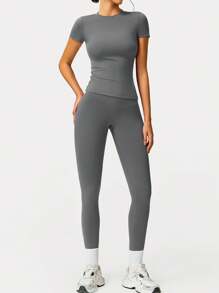两件套女士柔软吸湿排汗圆领短袖上衣和弹力瑜伽裤 - 灰色 - 查看 2