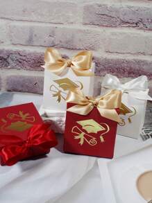 10 pezzi Scatole per caramelle regalo di laurea - Mini scatole regalo con disegno di cappello di laurea e diploma in lamina d'oro - Eleganti scatole rosse e bianche in carta con nastro di raso - Perfette per cioccolatini, piccoli regali, regalini per feste - Forniture per feste di laurea Classe 2024, compleanni, spose, matrimoni