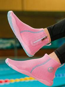 أحذية مائية سريعة الجفاف ومانعة للانزلاق، خفيفة الوزن، مناسبة للشاطئ، السباحة ورياضة اللياقة البدنية. من قماش منفذ للهواء مع نعل مطاطي، أحذية شاطئ عالية الرقبة متعددة الاستخدامات للجنسين مريحة ومضادة للانزلاق، مهوّاة وسريعة الجفاف مع سحاب للسباحة والتزلج على الأمواج - وردي - مشاهدة 6