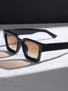 一副现代简约全框几何塑料时尚男士眼镜，适合日常生活、露营、驾驶、热带海滩度假，适合所有脸型。