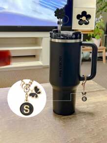 适用于带把手的30盎司和40盎司保温杯的2个/1个可爱字母吊坠，字母吊坠长度为3.94英寸。个性化字母保温杯配件 - 彩色 - 查看 3