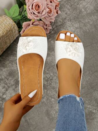 2025 新款夏季女士人字凉鞋，中跟休闲防滑透气坡跟拖鞋，户外沙滩花卉装饰一脚蹬