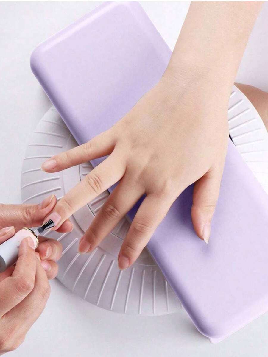 美甲美睫手托枕,采用符合人体工学的抬高桥形设计,专为专业美甲师打造,是美甲沙龙、家庭DIY美甲、技术绘画的理想之选。可放置UV/LED美甲灯、指甲油凝胶烘干机等设备,并配有厚实的软垫,方便放置于桌面美甲工具和配件上。 - 彩色 - 查看 1