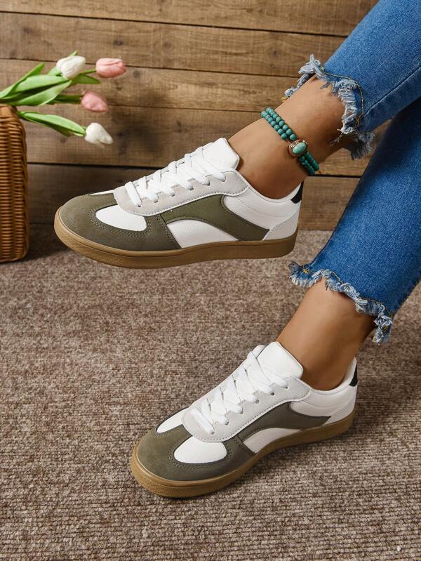 Neue leichte, atmungsaktive, lässige Sommer-Sneaker mit niedriger Spitze für Frauen, vielseitige weiße Sportschuhe & modisch