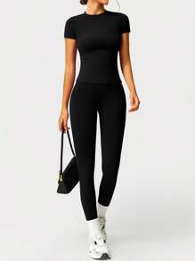 两件套：女士柔软吸湿排汗圆领短袖上衣和弹力瑜伽裤