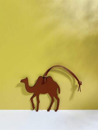 1件纯色PU材质时尚简约百搭优雅可爱卡通骆驼图案双峰骆驼造型背包/单肩包/斜挎包/手提包/托特包/腋下包/其他收纳袋/钥匙扣/汽车挂件/裤腰挂件，可用作行李防丢标签/挂牌。适合情侣、学生、男士、女士、学校、通勤、日常约会、假期、旅行和商务出行。适合送给女朋友、男朋友、妈妈，作为小礼物或生日礼物。