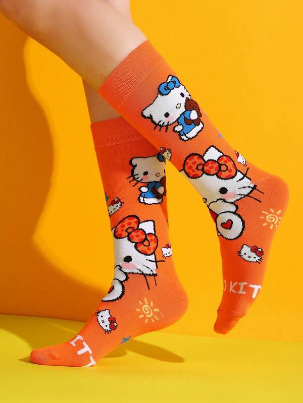 Sanrio 1 Pair High Quality Sanrio Hello Kitty Cartoon Mid-Calf Socks, Unisex Funny Cute Comfortable Socks Suitable For Halloween, Christmas, Thanksgiving, Carnival, Easter, Parties, Birthdays, Valentine's Day And Other Holidays, Fashionable Creative Anime Cartoon Design To Enhance Family Atmosphere