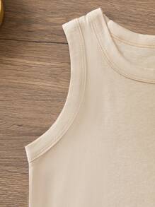 这款男童纯色、舒适、透气的休闲无袖上衣，适合夏季户外运动，宽松的设计更适合活力四射的穿着者。纯棉材质的短款背心，居家穿着或搭配户外服装皆可，是夏季儿童必备的服装。