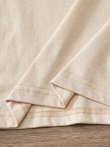 这款男童纯色、舒适、透气的休闲无袖上衣，适合夏季户外运动，宽松的设计更适合活力四射的穿着者。纯棉材质的短款背心，居家穿着或搭配户外服装皆可，是夏季儿童必备的服装。