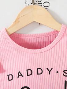 2 件女童荷叶边下摆字母印花上衣 + 不对称牛仔裙套装（含包）