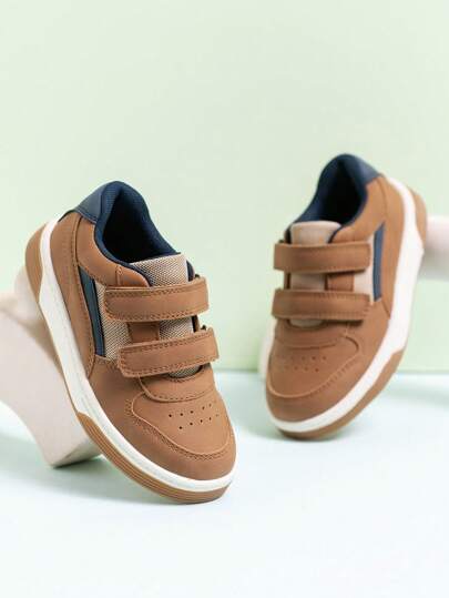 Giày thể thao trượt ván cho trẻ em trai và gái, giày sneaker thường ngày trong nhà và ngoài trời, cổ thấp, đế mềm mại, thoải mái, thoáng khí, khóa dán tiện lợi, mặt ngoài bằng PU mềm mại, đế co giãn, hai màu, có khả năng giảm sốc, nhẹ, chống trượt, bền, thiết kế ghép mảnh, phù hợp cho mùa xuân, thu và đông.