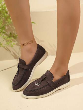 经典基本款咖啡色平底乐福鞋，休闲办公风格，金属点缀，轻便舒适的圆头一脚蹬鞋，适合所有季节