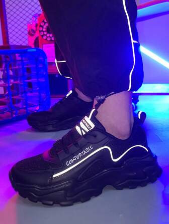 Zapatillas deportivas informales transpirables y antideslizantes para hombre, de corte bajo en color negro, aptas para primavera y verano, de uso versátil y apropiadas para el uso diario