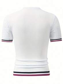 Maglietta girocollo a maniche corte in maglia bianca da uomo - Disegno geometrico intricato - Bordo a righe colorate sui polsini e sull'orlo - Comoda e elegante per l'uso quotidiano e casuale