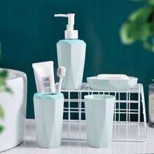 时尚简约几何浴室洗漱用品套装 - 多功能设计，包含牙刷杯、香皂盒、洗手液瓶、牙膏架等多功能家居收纳和装饰用品，适合居家和酒店使用。材质实用性极佳，现代简约风格彰显品味。是打造个性化浴室的必备单品。组合设计让生活更井然有序。是家居升级的最佳选择！ 夏季家居浴室装饰