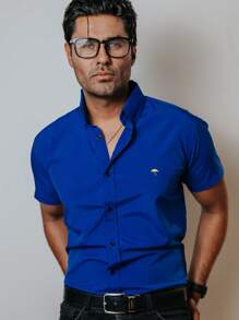 Camisa Casual de Hombre Manga Corta, Estilo Liso Azul Rey, De corte Slim Fit Tejido Ligero y Fresco, Perfecta para Ocasiones Informales, Corte Entallado para un Ajuste Moderno, Ideal para el Verano, Disponible en Variadas Tallas, Cómoda - azul real - Ver 2