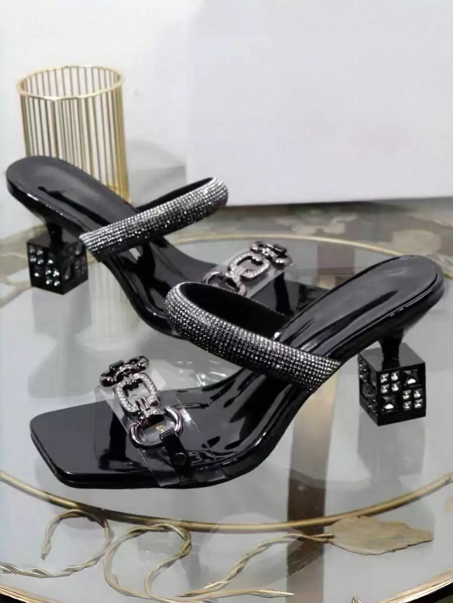 高端金色单带凉鞋，2024 年夏季新款时尚粗跟不对称鞋跟金属趾拖鞋