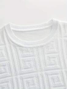 Maglietta girocollo a maniche corte in maglia bianca da uomo - Disegno geometrico intricato - Bordo a righe colorate sui polsini e sull'orlo - Comoda e elegante per l'uso quotidiano e casuale