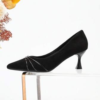 全新酒杯鞋跟黑色尖头高跟鞋，绒面革厚底，心形扣，时尚女士一脚蹬鞋