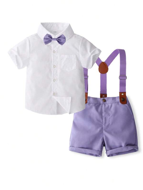 2 buc ținută de petrecere pentru băieți Gentleman - cămașă albă cu mânecă scurtă și pantaloni violet cu bretele și fundă, ținută elegantă de petrecere pentru băieți