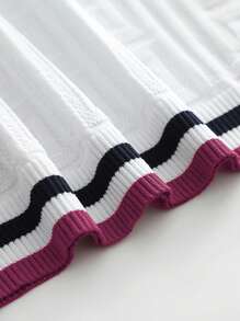 Maglietta girocollo a maniche corte in maglia bianca da uomo - Disegno geometrico intricato - Bordo a righe colorate sui polsini e sull'orlo - Comoda e elegante per l'uso quotidiano e casuale