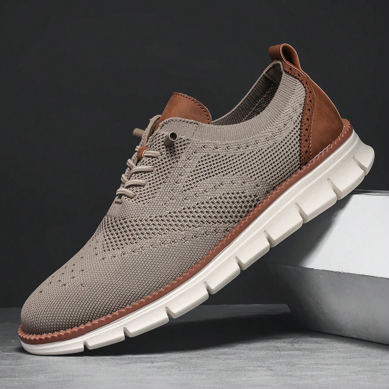 Nuevos tenis deportivos transpirables de malla ligera para hombres, zapatos casuales de color caqui a la moda, cómodos mocasines de talla grande para