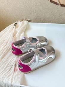 1 双儿童百搭新款软底休闲鞋，适合户外、度假、聚会、学校、所有季节