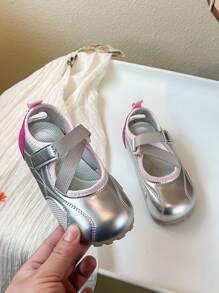 1 双儿童百搭新款软底休闲鞋，适合户外、度假、聚会、学校、所有季节