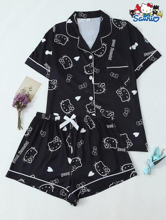  Conjunto de 2 piezas de pijama con Top de manga corta de botones con bolsillo y cuello polo impreso con Hello Kitty de Sanrio y shorts con moño, apto para uso en casa, para primavera/verano
